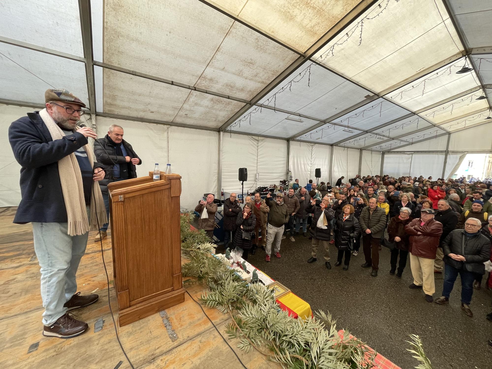 Lluis Nel Estrada interviene en el acto, tras recibir el "Afuega'l Pitu de Oro"