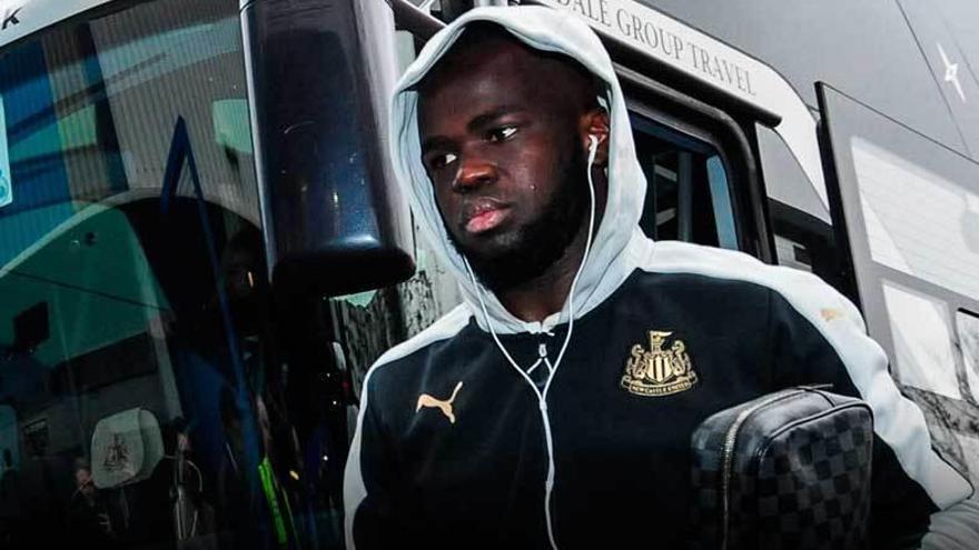 Cheik Tioté, durante una de las concentraciones del Newcastle.