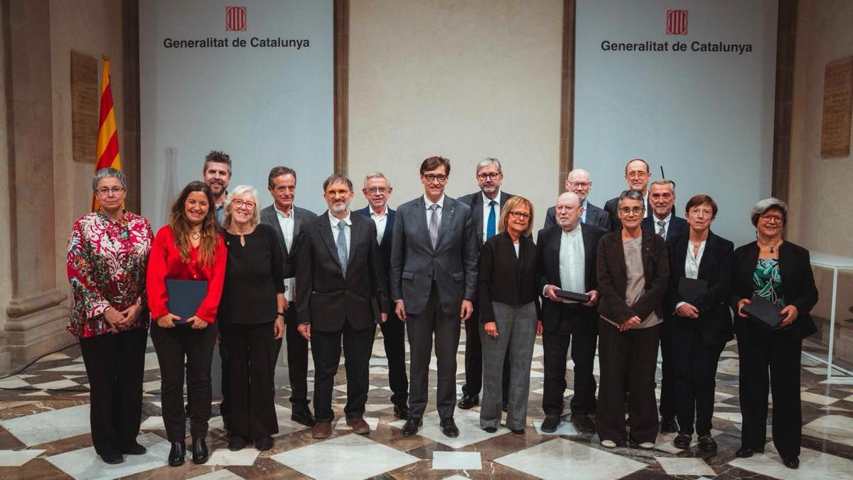 El president Illa con los galardonados este miércoles con los premios Josep Trueta 2024.