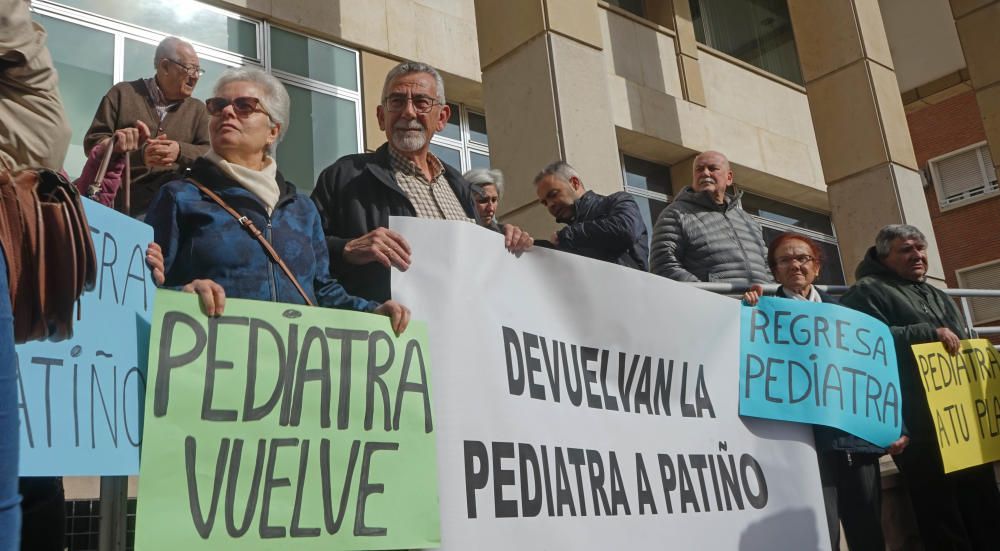 Vecinos de Patiño protestan en Salud contra la retirada de su pediatra