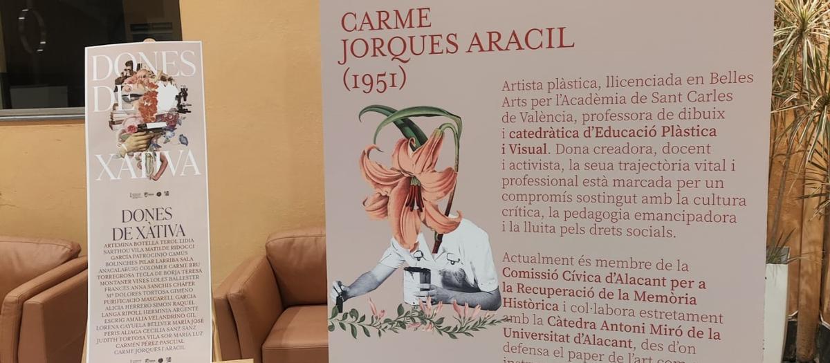 Panel dedicado a la artista Carme Jorques en la Casa de la Cultura.