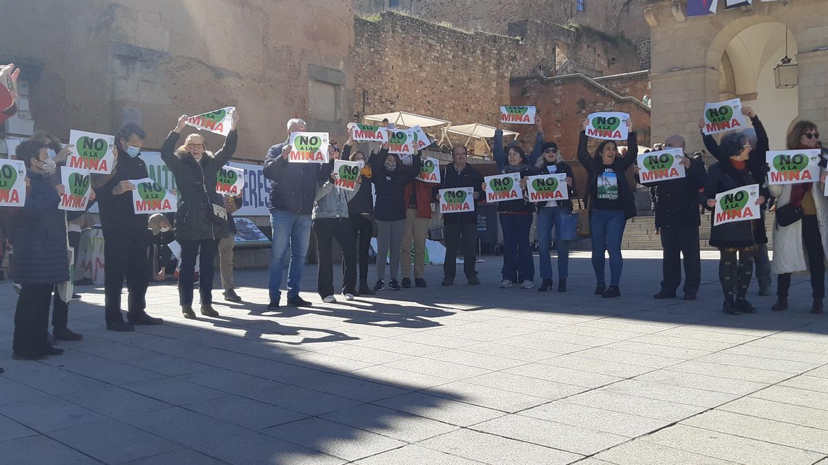 Protesta ayer en la plaza Mayor de Cáceres contra el proyecto de la mina, durante la grabación de las cámaras de Canal Arte.