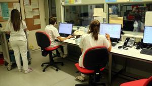 Personal médico trabajando en el hospital penitenciario de Terrassa