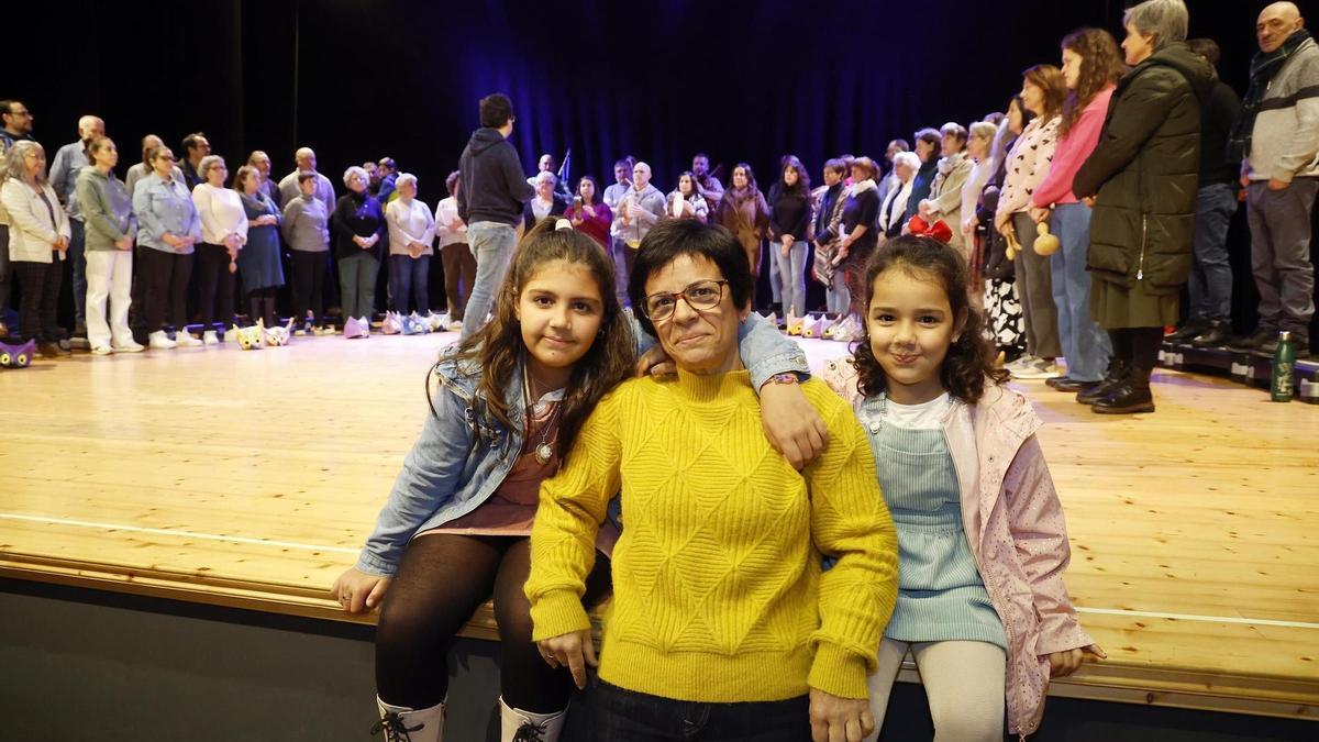 Patricia Gómez e as súas sobriñas Renata e Cora nun ensaio de Cantares de Brión