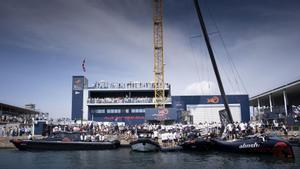 Ceremonia de ‘dock out’ del barco AC75 del equipo Alinghi Red Bull Racing que participa en la Copa América de Vela. El público asistente, despide a los miembros de la tripulación que van a participar en la regata de hoy.