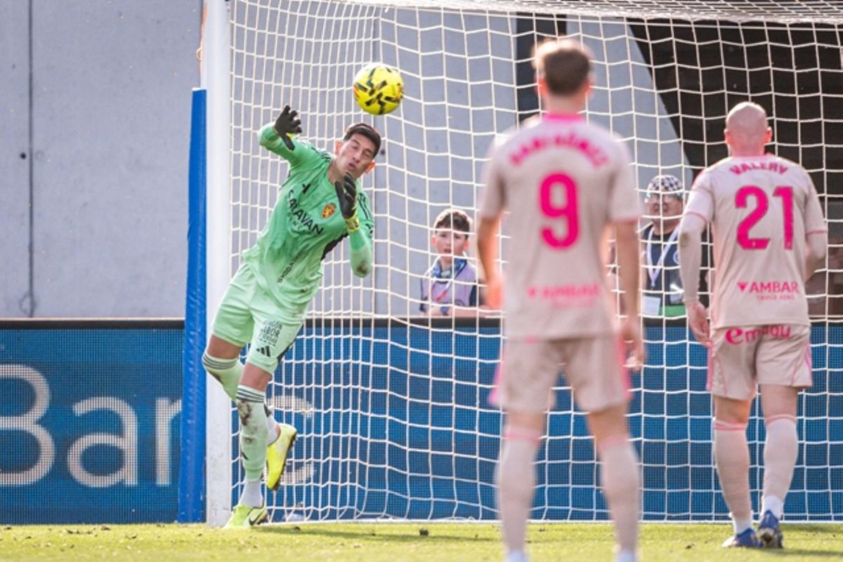 Andrada desvía un balón durante el encuentro disputado en Andorra.