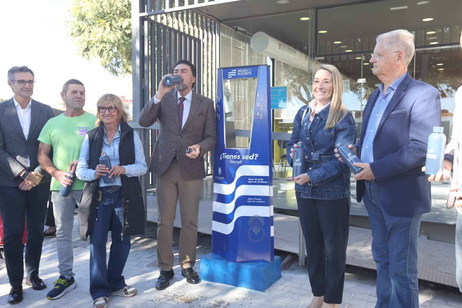 Aguas de Alicante instala una nueva fuente de agua potable refrigerada en el mercadillo de Teulada