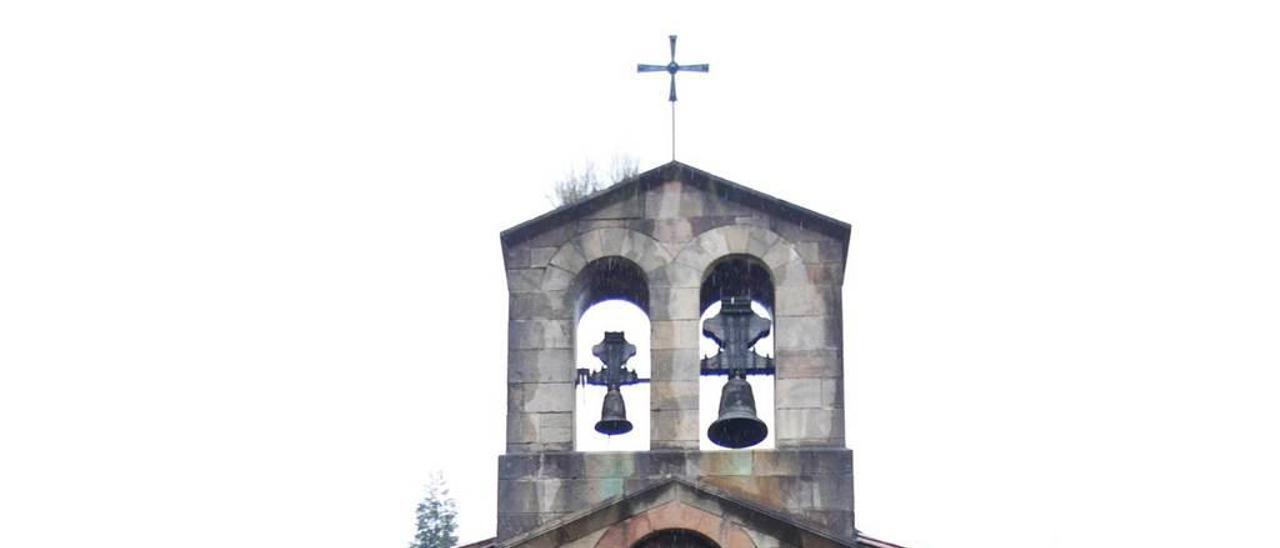 Portada románica de la capilla de Santa Bárbara, en el interior del recinto de la antigua Fábrica de Armas.