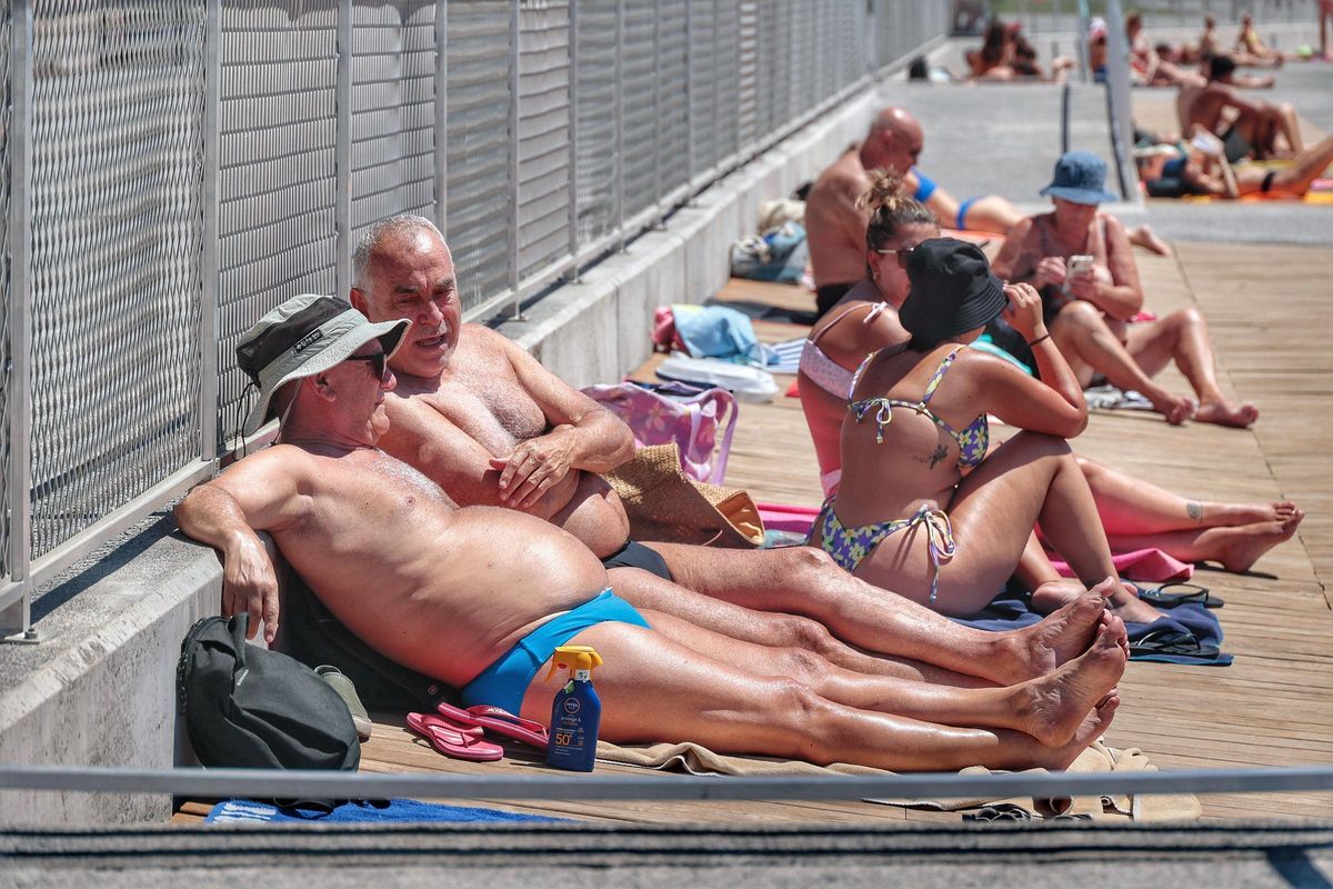 Residents enjoy the morning at Charcos de Valleseco.