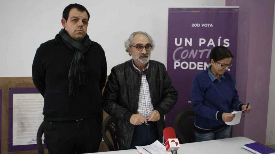 Los candidatos de Podemos en la sede del partido.