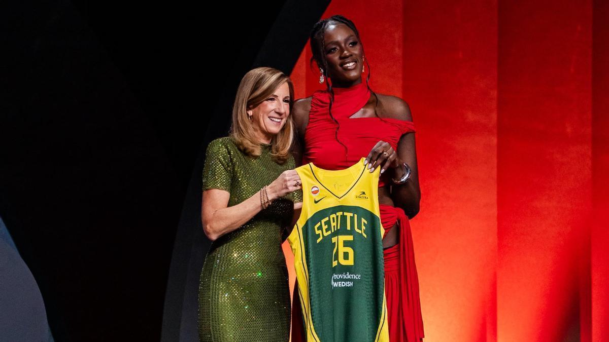 Awa Fam, tras ser elegida en el número 3 del draft