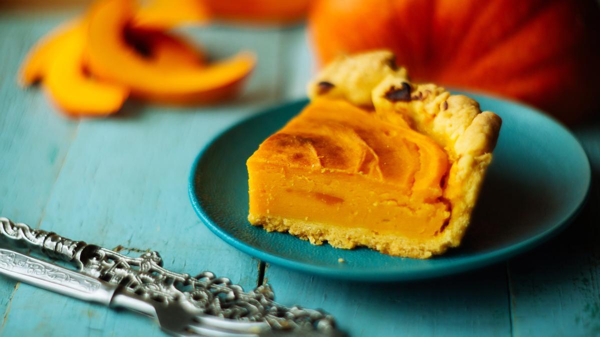 Una porción de tarta de calabaza.