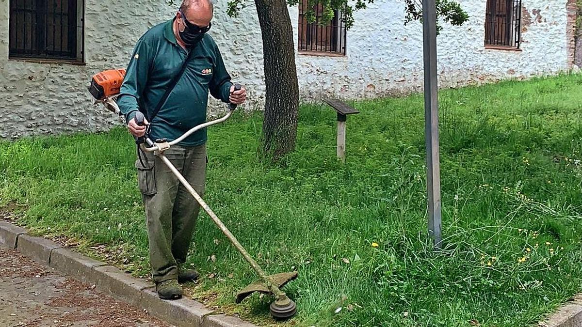 Un operario del área de Servicios Públicos recorta el césped de la zona verde del entorno de la ermita del Termet. | MEDITERRÁNEO