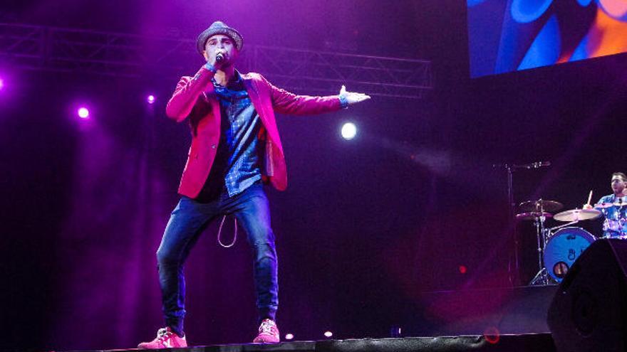 El cantante Iván Torres y el batería Javi Moreno, en un momento de la actuación de anoche en el Gran Canaria Arena.