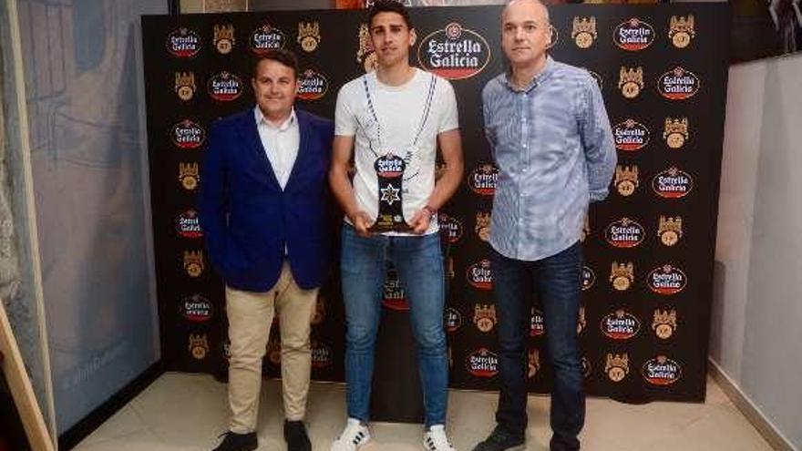 Castro, con el premio al jugador Estrella Galicia. // Rafa Vázquez