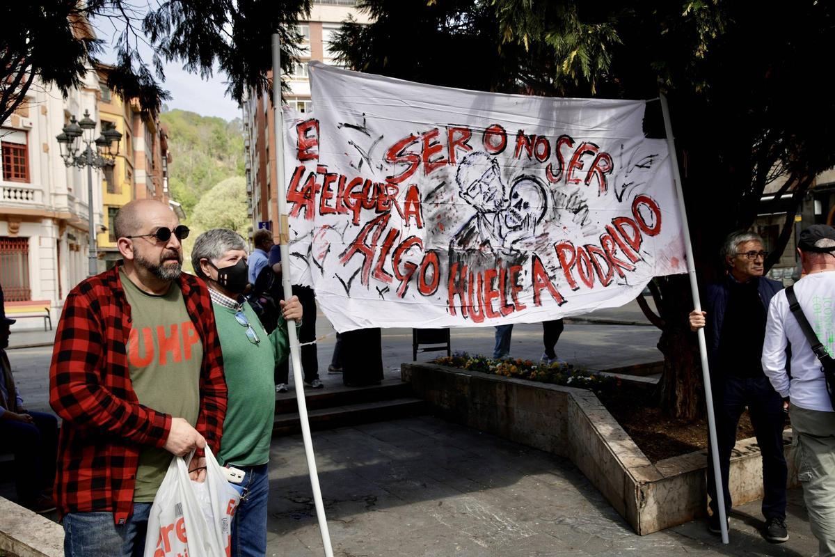 Miembros de la plataforma contra los malos olores en La Felguera en la protesta ante el Ayuntamiento de Langreo