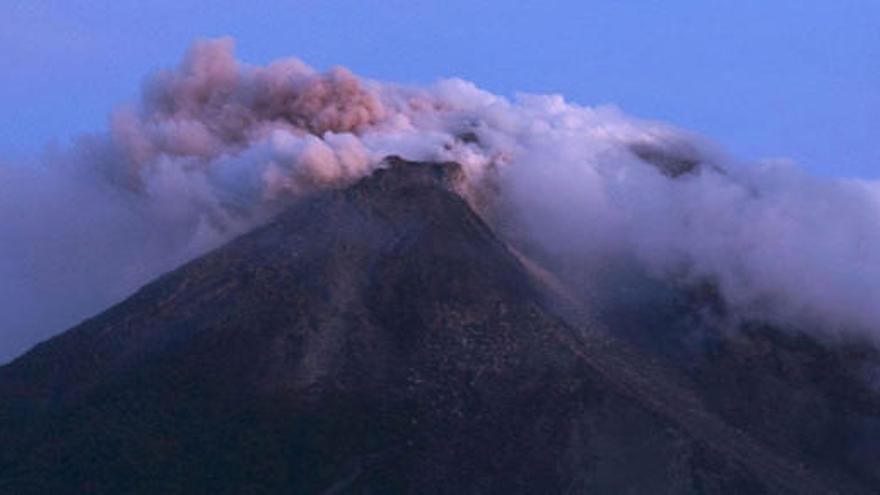 El volcan Merapi arroja una columna de humo este martes 26 de octubre.