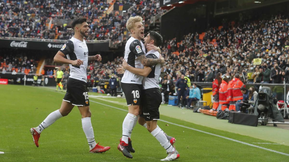 Carlos Soler junto a sus compañeros en la celebración del gol