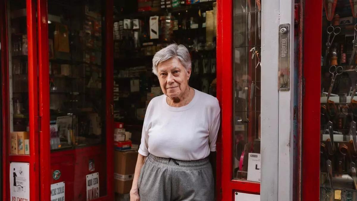 Por la puerta entra gente del barrio, turistas y algún que otro curioso, atraído por la estética del lugar.