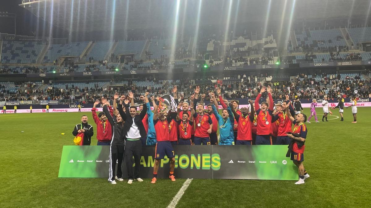 La Selección Española de YouTubers alza el trofeo de 'El Partidazo 6'
