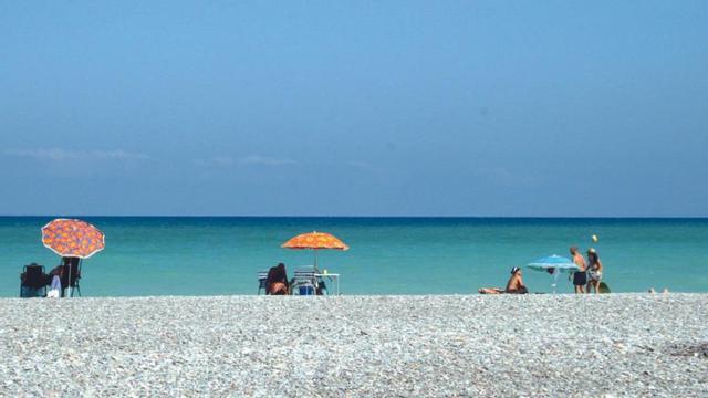 Playa de Corinto, con bandera azul, en Sagunt.