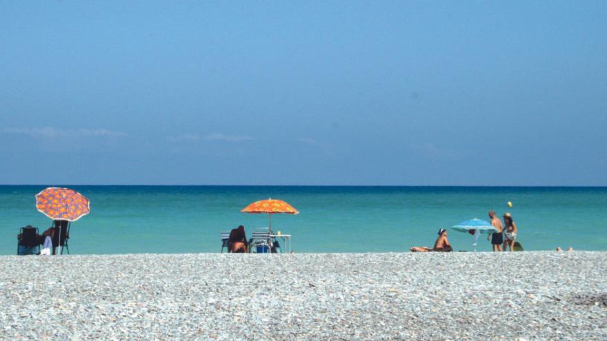 Playa de Corinto, con bandera azul, en Sagunt.