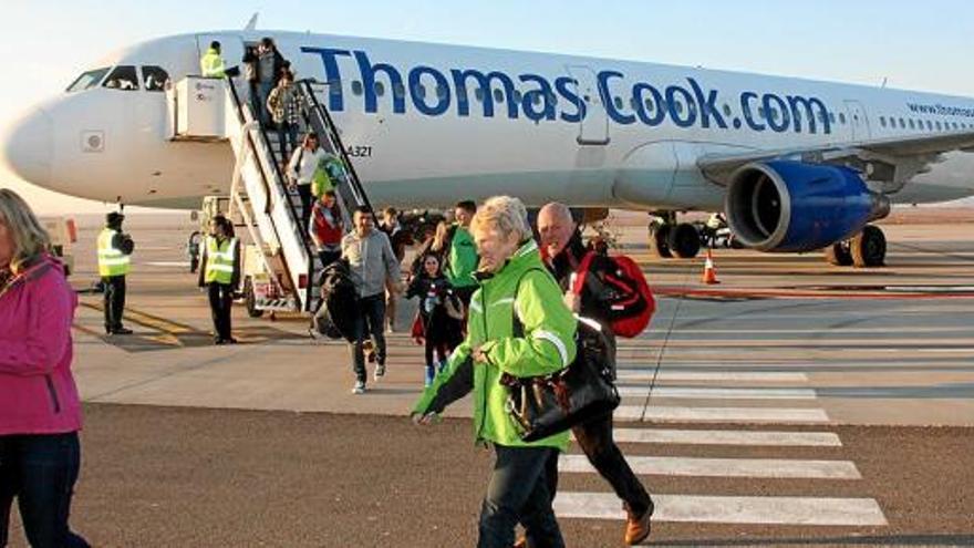 Passatgers arribant a l&#039;aeroport de Lleida-Alguaire amb un avió britànic