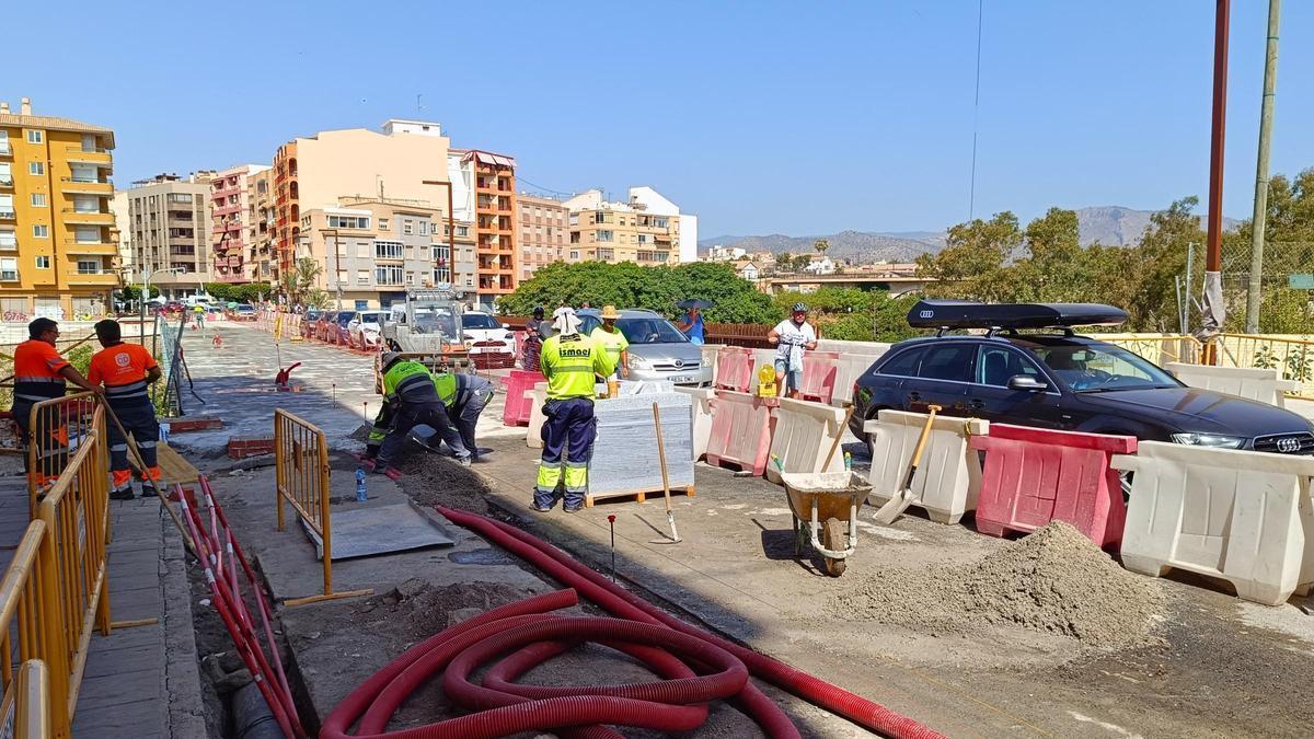 La Vila Joiosa finaliza el hormigonado de la losa que amplía el puente sobre el río Amadorio