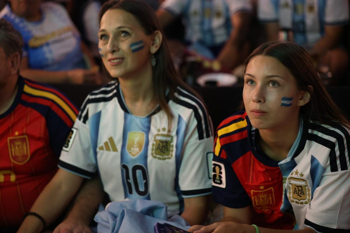 Los aficionados argentinos en Córdoba vibran con su equipo en la final del Mundial 2026