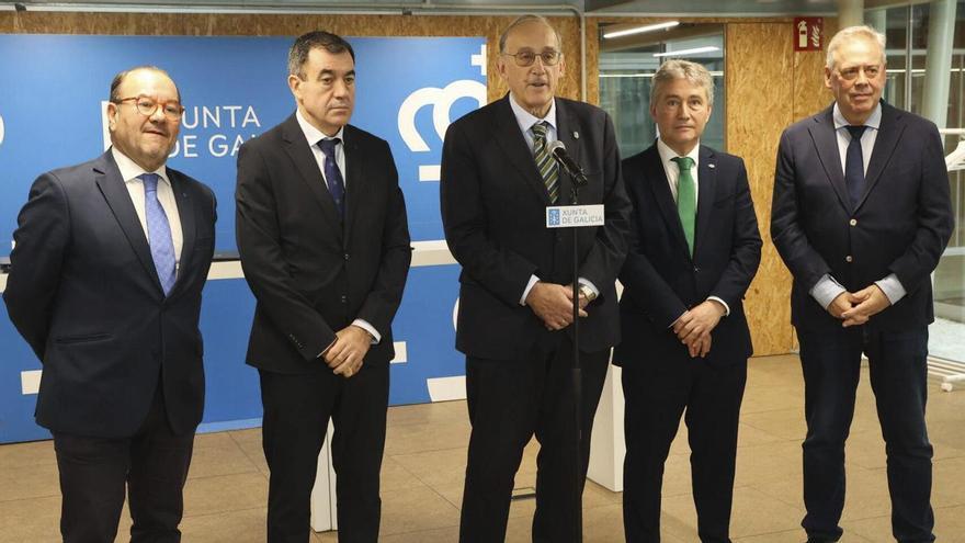 El rector de Santiago, Antonio López; el conselleiro de Sanidade, Román Rodríguez; el rector de Vigo, Manuel Reigosa; el de A Coruña, Ricardo Cao; y el titular de Sanidade, Antonio Gómez Caamaño. |  Xoán Álvarez