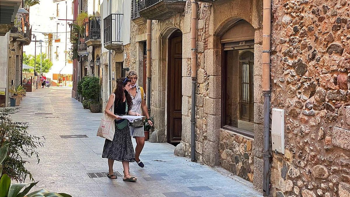 Dos dels emprenedors del sector del llibre a Calonge visitant locals buits.