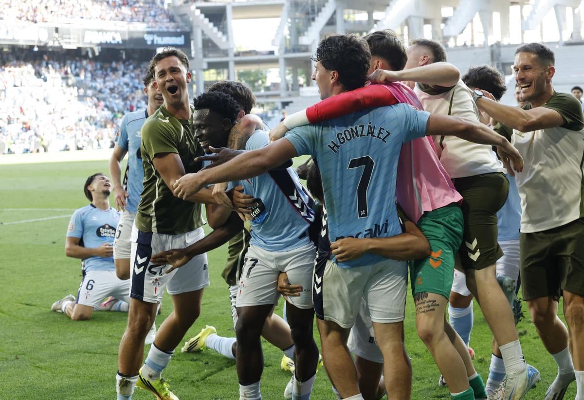 Los jugadores del Celta B celebran su ascenso a Segunda