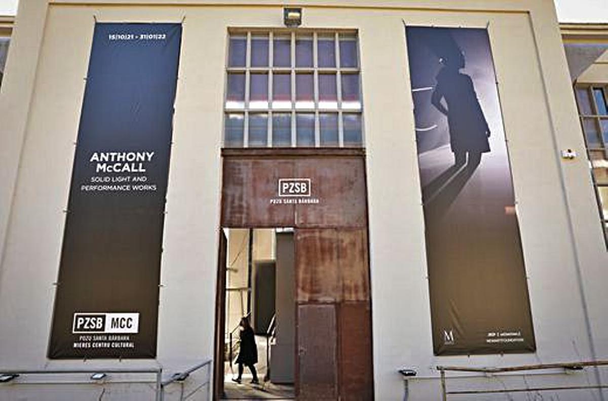 El pozo Santa Bárbara muta en museo gracias a la luz de McCall