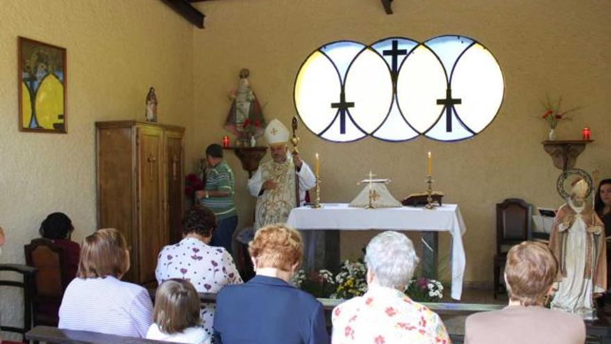 Antonio López de Mingo, durante la procesión de San Martín, en Robléu de Cerecea, en el año 2009.