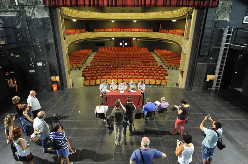 El teatre Conservatori recupera el to gris verdós de fa mig segle.