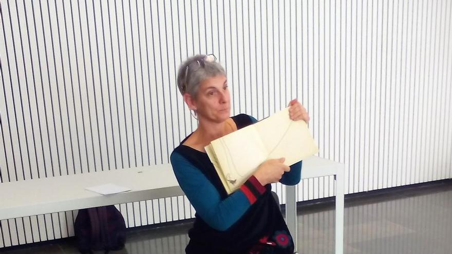 La narradora Patricia McGill protagonitza una sessió de contes a la biblioteca solsonina