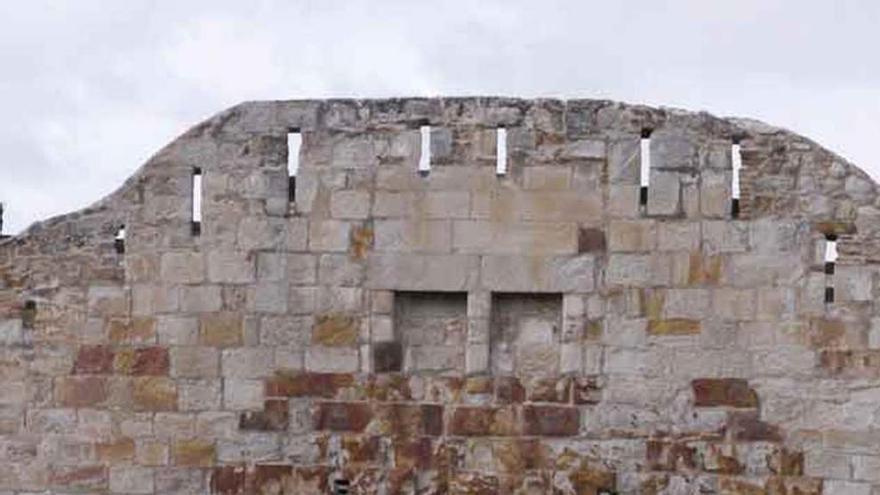 Varios turistas, de visita en el Castillo de la capital.