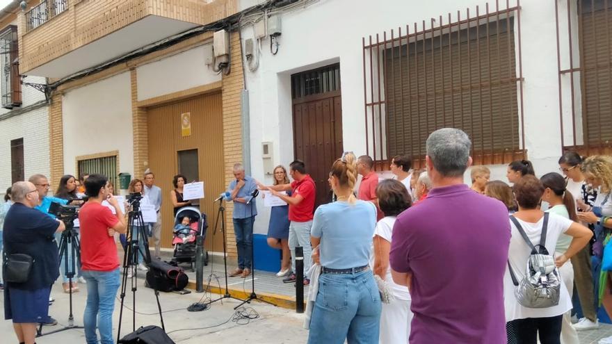 Decenas de familias se concentran en el colegio Álvaro Cecilia de Fernán Núñez contra la supresión de dos monitores