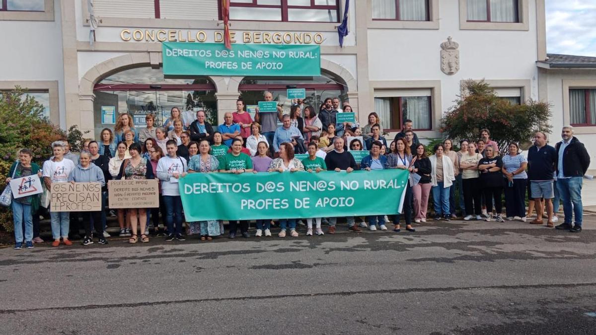 Concentración a la entrada del Concello de Bergondo por el recorte de profesorado de apoyo en el Cruz do Sar