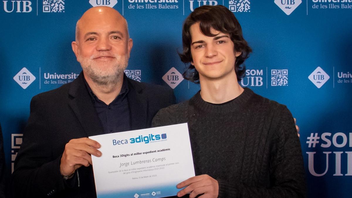 Javier Pérez, director general de 3digits, y Jorge Lumbreras, premio al mejor expediente académico