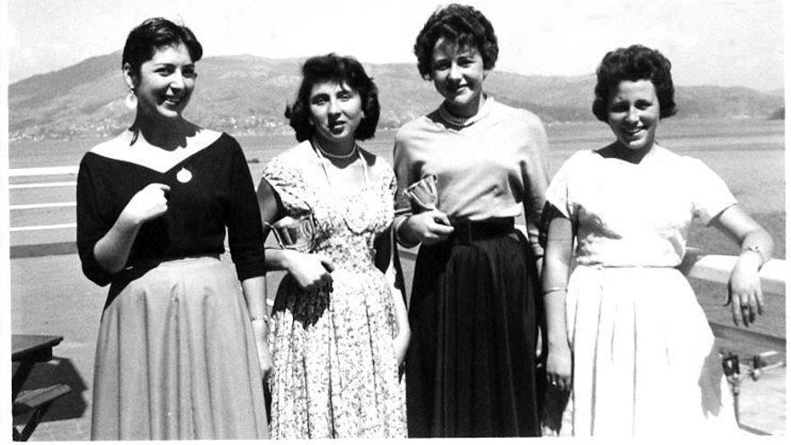 Foto de 1956; de izquierda a derecha: Marina Fernández, Emma Montenegro, Ilsa Ucha y Maribel Lorenzo, con sus trofeos.