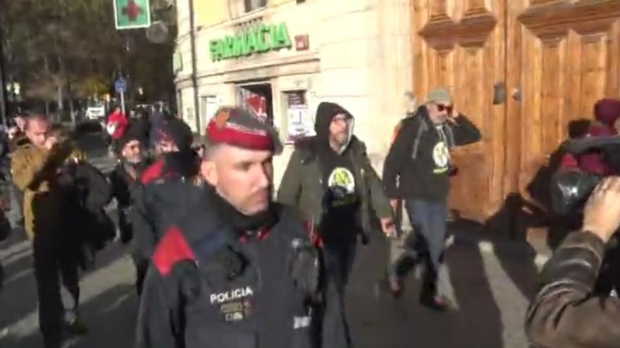 Mossos d'Esquadra vuelven al Palau de Justícia después de seguir a una activista de los CDR