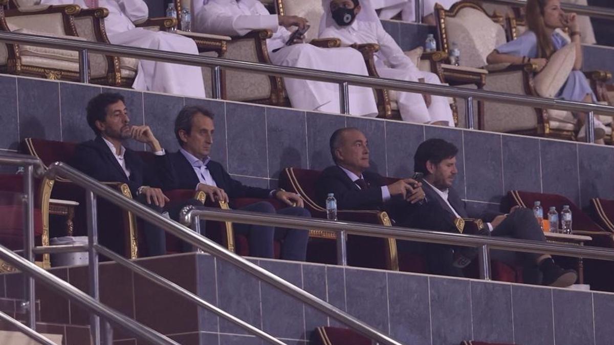 Solanas, Canales (agentes de Xavi), Yuste y Alemany en el palco del estadio Al Gharafah.