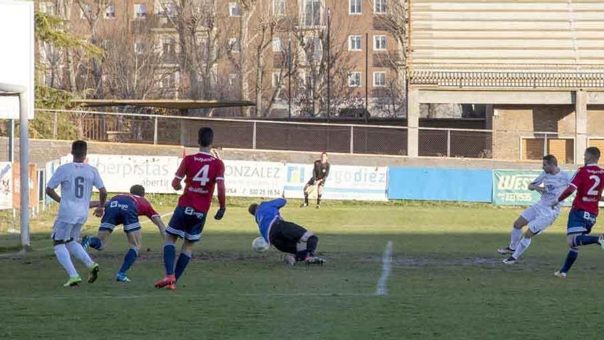 Iñaki dispara ante el portero abulense, ayer en el Adolfo Suárez.