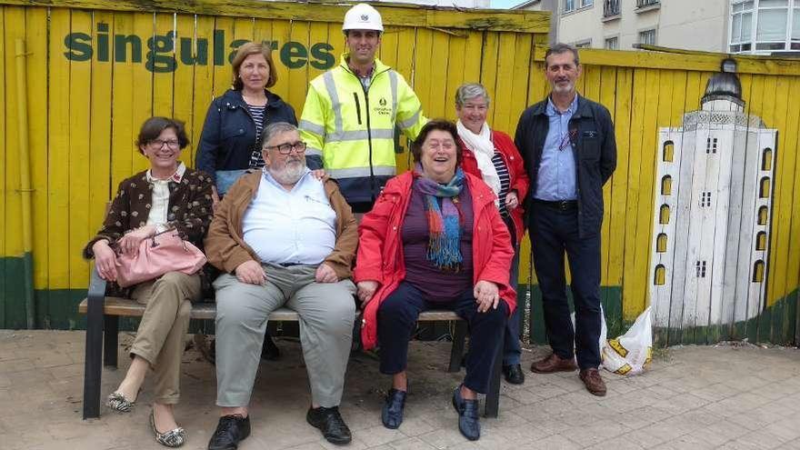 Vecinos de Santa Cruz que acudieron a ver la apertura de la rotonda el pasado viernes, con el edil de Obras.