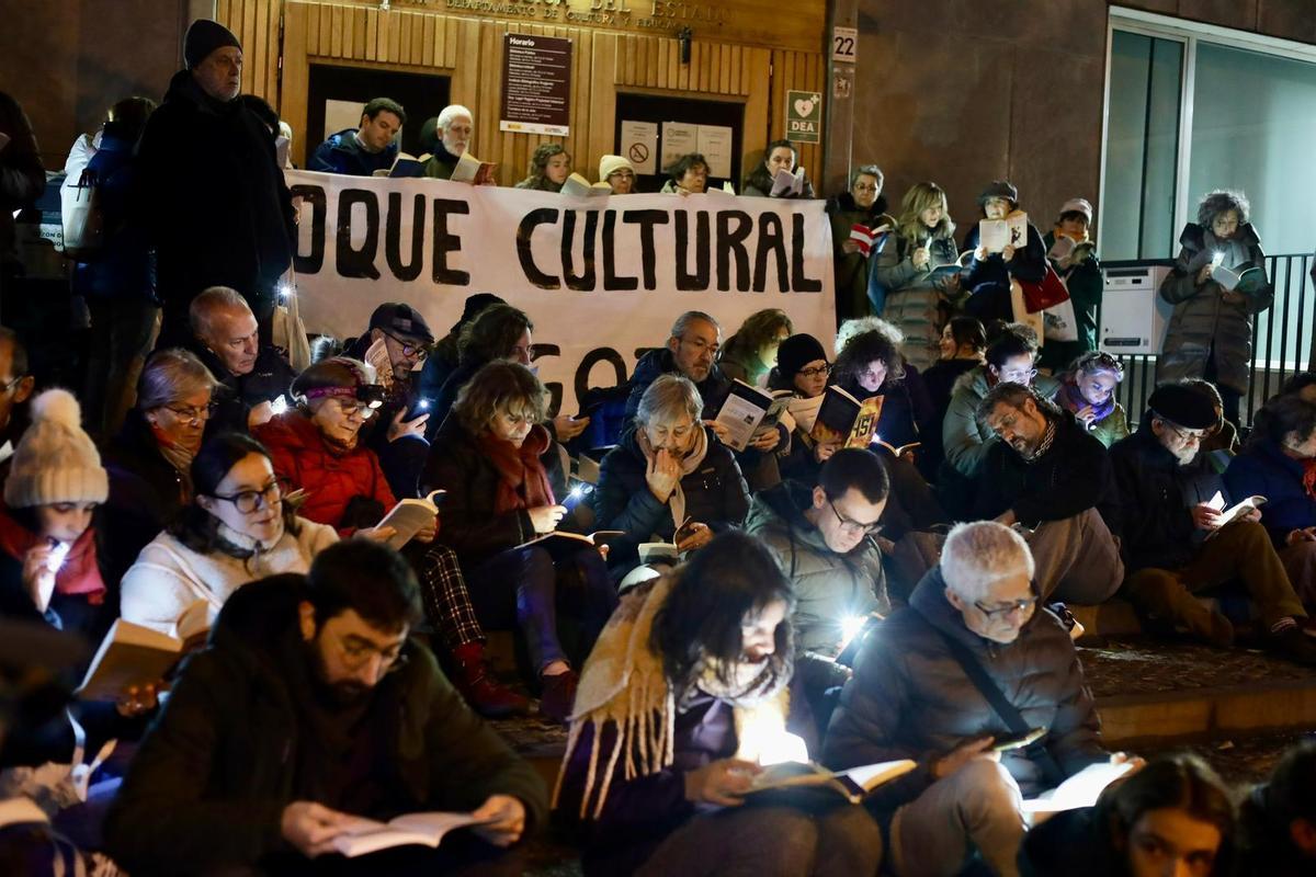 En imágenes | Decenas de personas se manifiestan contra los recortes en la Biblioteca de Aragón en Zaragoza