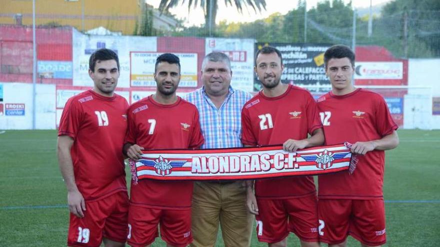 Víctor, Tubo, Luis Guimeráns (presidente del Alondras), Óscar Fontdevila y Mateo. // Gonzalo Núñez