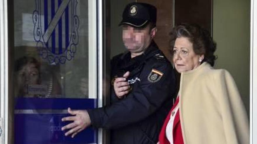 La senadora Rita Barberá sale de la Audiencia de Palma, tras declarar en el juicio de Nóos.