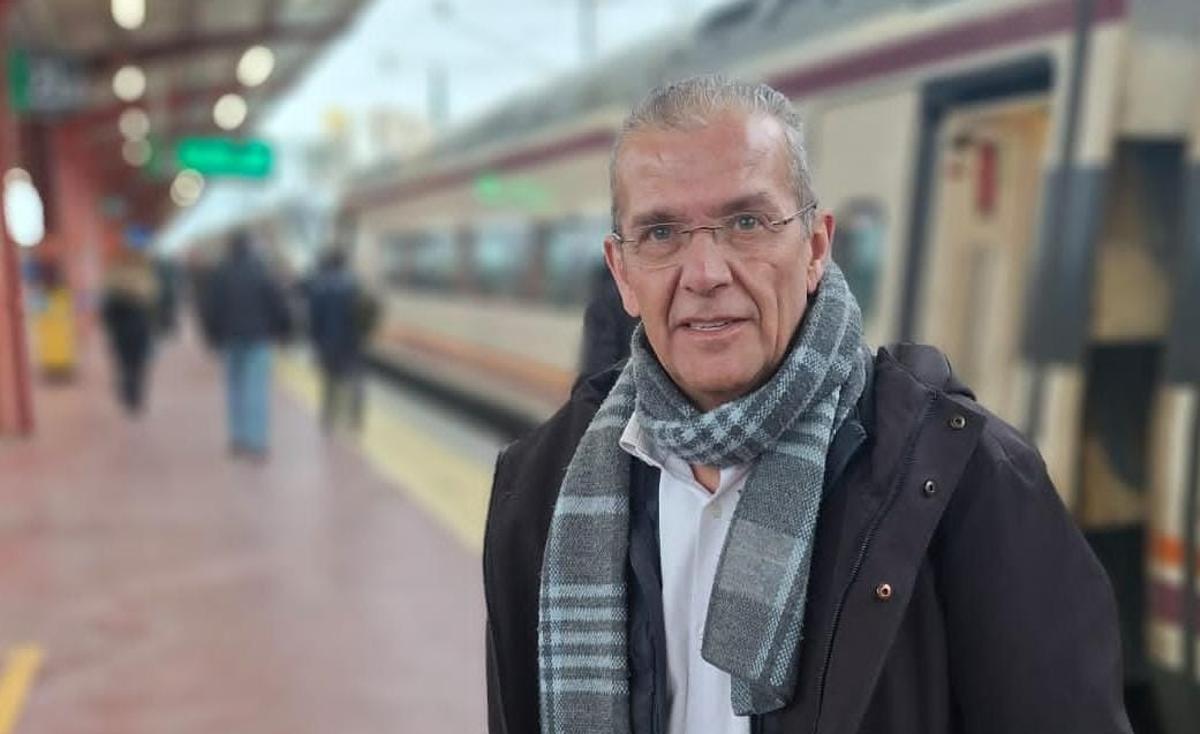Miguel Ángel García, financiero, viaja desde Valladolid a Madrid dos o tres veces a la semana para trabajar. En la imagen, en la estación Clara Campoamor-Chamartín.