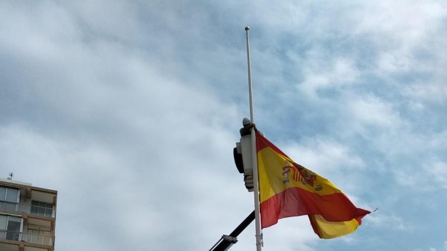 Banderas a media asta en Calp en memoria de los fallecidos por el coronavirus